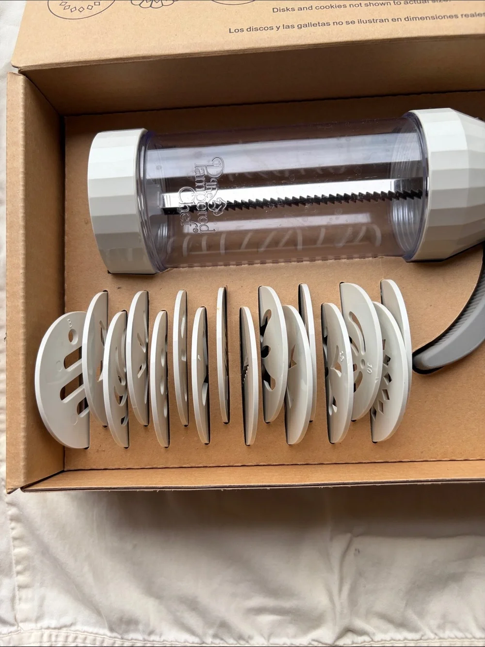 The Pampered Chef White and Clear Cookie Press with 16 Decorative Discs